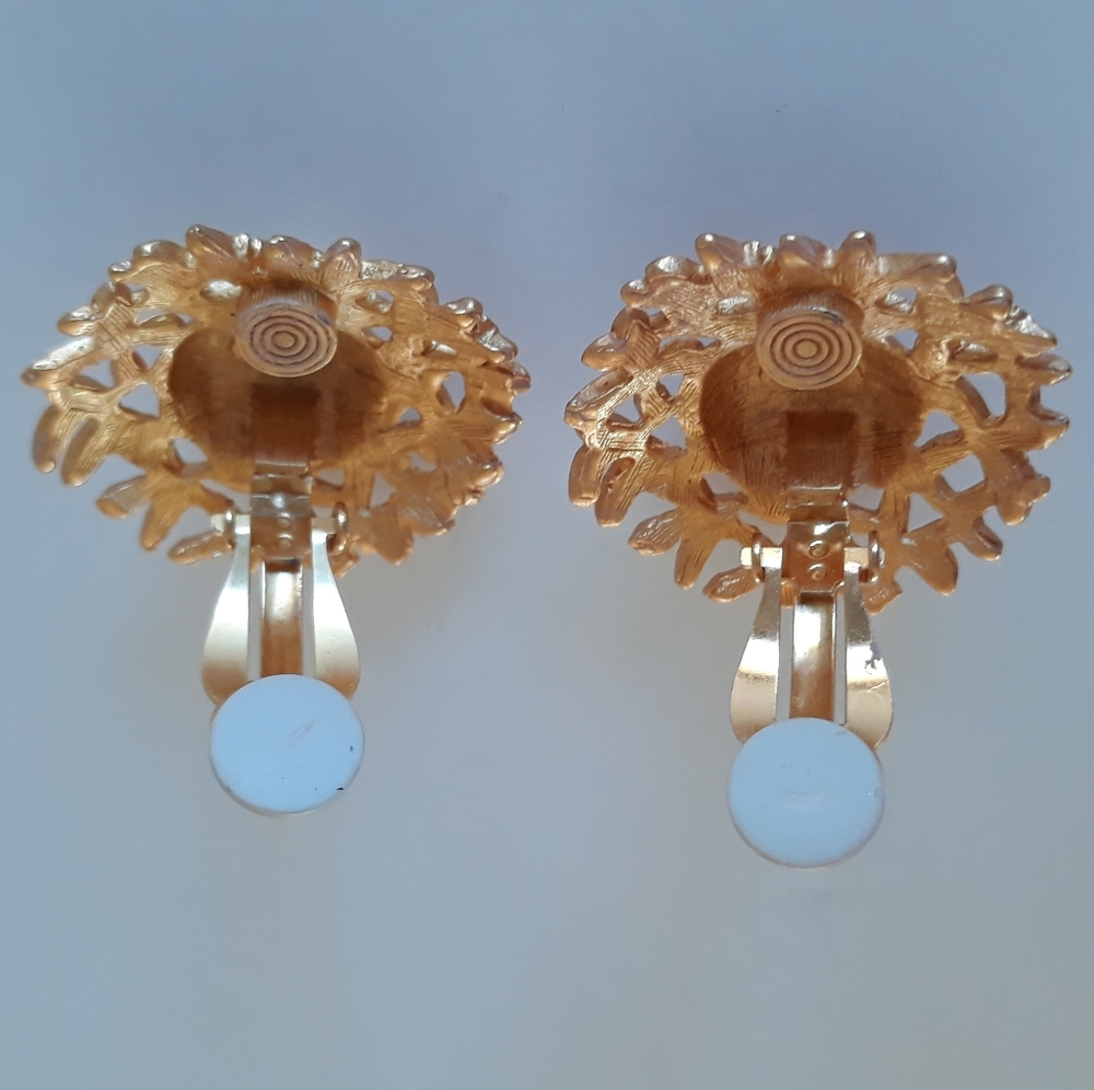 Anne Klein 80s gold-tone button clip earrings - Picture 3 of 7